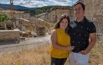 Iraia Mendicoa Lecuona y Javier Rodríguez Martínez, en Ecala con el futuro hotel al fondo
