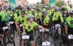 Varios miembros del Club Ciclista Arguedano esperan en la línea de salida de la villa ribera al inicio de la 23 Extreme Bardenas celebrada ayer sobre un recorrido de casi 100 km.