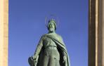 El santoral del 30 de junio honra a San Ladislao de Hungría, En la imagen, su estatua en la Plaza de los Héroes de Budapest
