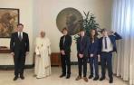 Elon Musk y sus cuatro hijos, durante su encuentro con el papa Francisco