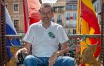 Juan Carlos Unzué, fotografiado de espaldas a la plaza desde la que miles de personas vivirán el comienzo de las fiestas que él prenderá