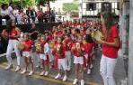 Tras el chupinazo, comenzó la kalejira con el grupo de trikitixas que recorrió las calles del pueblo