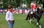 El debutante Guillermo Hermoso de Mendoza calienta con un caballo en el exterior de la plaza bajo la atenta mirada de su padre Pablo