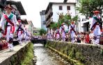 Los ezpatadantzaris deleitaron a miles de personas con la tradicional danza sobre los pretiles del río Onín