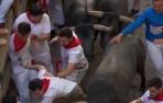Un toro arrolla a un corredor en la entrada a la plaza de toros