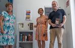 Charo Carrasco Vera, Marisa Monreal Oroquieta, concejala de Cultura, y el alcalde de Mendaza, Javier Senosiáin, junto a  los libros