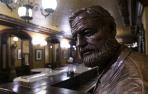 Estatua del escritor Hemingway en la sala El rincón de Hemingway del Café Iruña