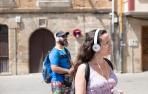Eva Pons y Rubén Fernández, pareja de Granada, escuchando la autoguía durante una parte de la travesía