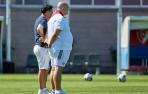La cúpula de la dirección deportiva de Osasuna, Braulio Vázquez y Cata, en un entrenamiento en Tajonar durante los pasados Sanfermines