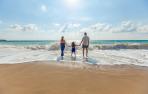 Imagen de una familia con un niño pequeño en la playa