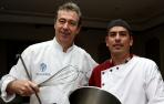 Javier Díaz, chef del Restaurante Alhambra, y Javier Espinosa, médico mexicano que se ha trasladado a Pamplona para completar sus prácticas de cocina