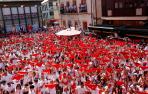 Los asistentes abarrotaron la plaza de los Fueros y crearon una auténtica marea roja con sus pañuelos en alto instantes antes del cohete