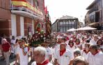 Los fustiñaneros acompañan a sus patrones, los santos Justo y Pastor, en la procesión en su honor por las calles de la localidad