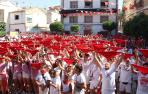 Los asistentes al cohete formaron una auténtica marea roja festiva alzando sus pañuelos a la espera de que llegara el momento de poner en marcha las jornadas lúdicas