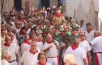 Las imágenes de San Esteban y Santa Bárbara, rodeadas de vecinos durante su desfile procesional