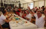Una de las muchas cuadrillas de amigos que se reunieron en la carpa para degustar la comida