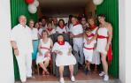 Ángeles Chueca, en el centro sentada, junto a su familia momentos después de recibir el homenaje