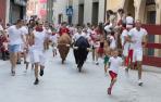 Padres e hijos corren delante de los toros simulados por las calles Príncipe de Viana y Ramírez Burgaleta