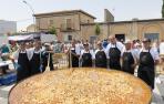 Los cocineros, ante el guiso de estofado con patatas que prepararon