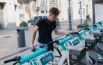 Un usuario del servicio de bicicletas eléctricas inicia un viaje desde la base de Carlos III