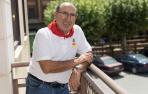 Mariano Herrero se apoya en la barandilla del balcón del ayuntamiento
