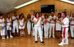 Nekane Ágreda, en el centro, secretaria municipal del Ayuntamiento de Tafalla, recibe el aplauso de todos los corporativos en el homenaje sorpresa que éstos le tributaron