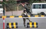 Un talibán apostado en un puesto de control de Kabul