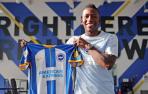 Pervis Estupiñán, el exlateral izquierdo rojillo, posando con la camiseta del Brighton.