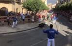 Un toro cae en la curva de la Estación en el quinto encierro de Tafalla 2022