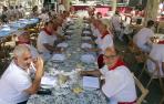 Un grupo de hombres que participó en la comida que se celebró en la plaza de San Francisco Javier