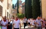 La imagen de San Bernardo, con el pañuelo de fiestas al cuello, encabeza  la procesión.