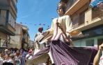 Los gigantes, en pleno desfile por las calles de Murchante