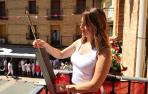 Raquel Fernández con el cohete, que lleva el nombre de Celia, que abrió las fiestas de Marcilla.