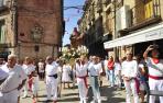 Los vecinos de Marcilla acompañaron a San Bartolomé durante el recorrido que completó por las calles del municipio.