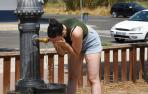 Una personas se refresca ante las altas temperaturas.