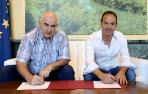 El alcalde de Oteiza, Rubén Martínez (dcha.), firma el convenio con el consejero José Mari Aierdi