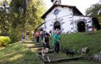 Un grupo de personas desciende las escaleras de la ermita de San Agustín, en Artikutza