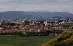 En primer plano, viviendas de Mutilva. Al fondo, Pamplona.