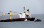 El buque granelero 0S 35, que colisionó con el buque gasero Adam LNG en la Bahía de Algeciras, ha sido guiado hasta la cara este del Peñón, donde ha sido varado intencionadamente