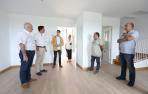 Responsables municipales y de Nasuvinsa durante la visita a una de las viviendas rehabilitadas.
