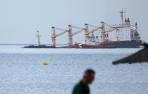 El 'OS 35', el buque que colisionó en la noche de este lunes con un barco gasero en la Bahía de Algeciras, y que ha sido inmovilizado por las autoridades de Gibraltar