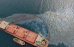 El buque OS35, rodeado de una mancha de fueloil