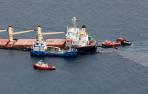 El dispositivo desplegado en torno al granelero 'OS 35', durante los trabajos de bombeo para extraer el combustible del barco accidentado