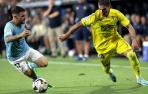 El jugador del Celta de Vigo Javi Galán (i) pugna por un balón con el jugador del Cádiz CF Ocampo en el partido de la cuarta jornada de LaLiga jugado hoy viernes en el estadio de Balaídos, en Vigo