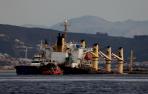 Equipo de salvamento marítimo trabajan planificando el camino a seguir para extraer el combustible del buque granelero OS35 que permanece semihundido junto al Estrecho de Gibraltar, después de colisionar el pasado lunes con otro barco, a 02 de septiembre