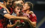 El extremo Pau Martínez, autor de dos de los tres goles del Promesas, celebra arropado por Unai Dufur, Iker Muñoz y Xabi Huarte.