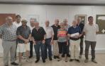 Algunos de los pintores y escultores posan con el alcalde, el concejal de cultura de Marcilla y el comisario de la exposición, Emilio Garrido