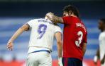 Benzema y Juan Cruz se saludan en el Santiago Bernabéu