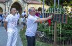 Raúl y Jesús Mendoza en el instante de prender el cohete