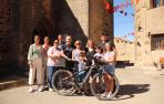 Vicente Azpilicueta, a su llegada a Petilla de Aragón, rodeado por su familia